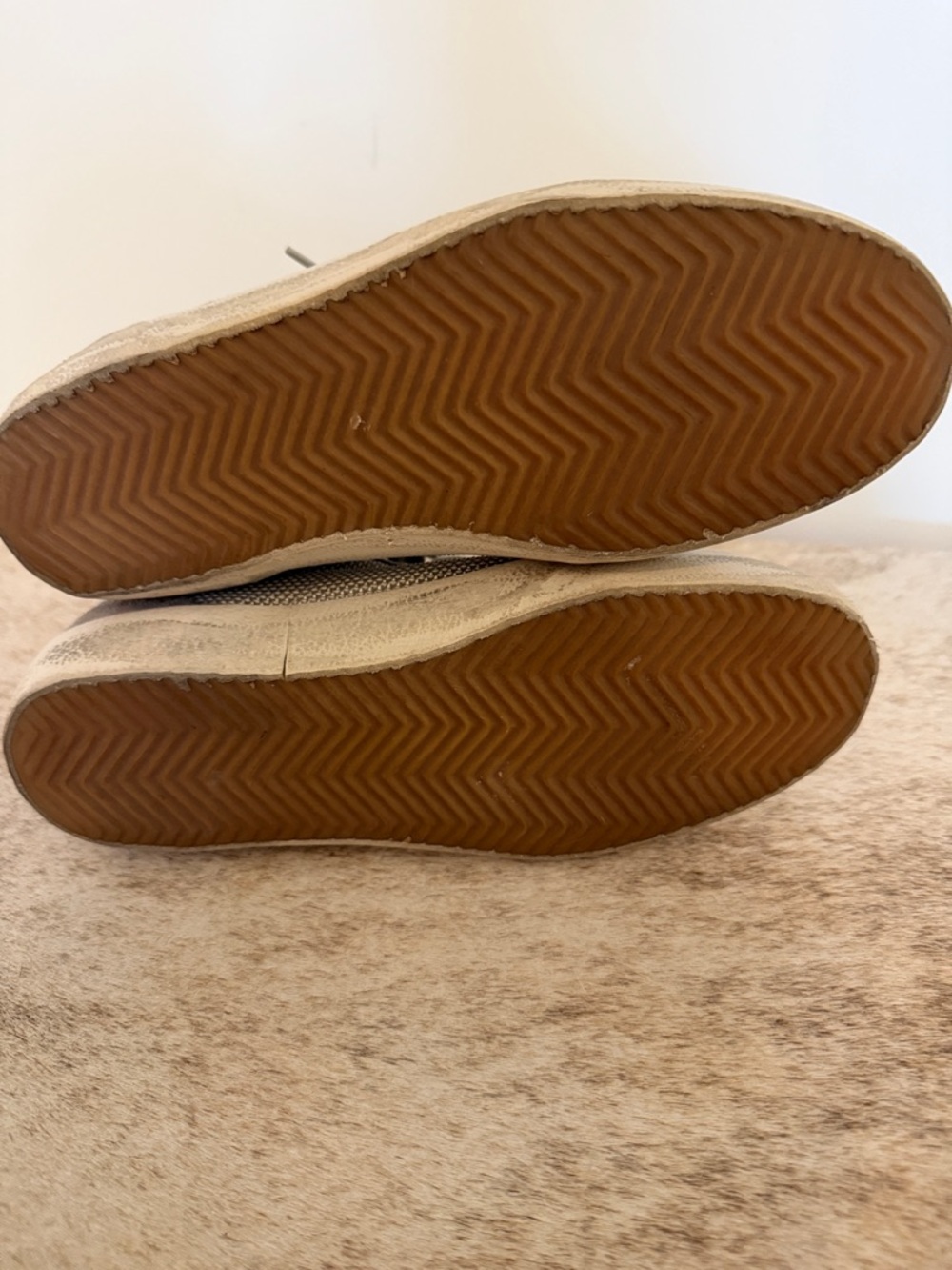 Golden Goose Neutral Grey High-Top Sneakers with Black Star - Picture 6 of 6